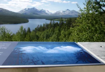 Utsikten fra Sohlbergplassen utsiktsplass, Nasjonal turistveg Rondane. Litt informasjon om plassen og historien bak Harald Sohlbergs berømte maleri er montert på rekkverket.